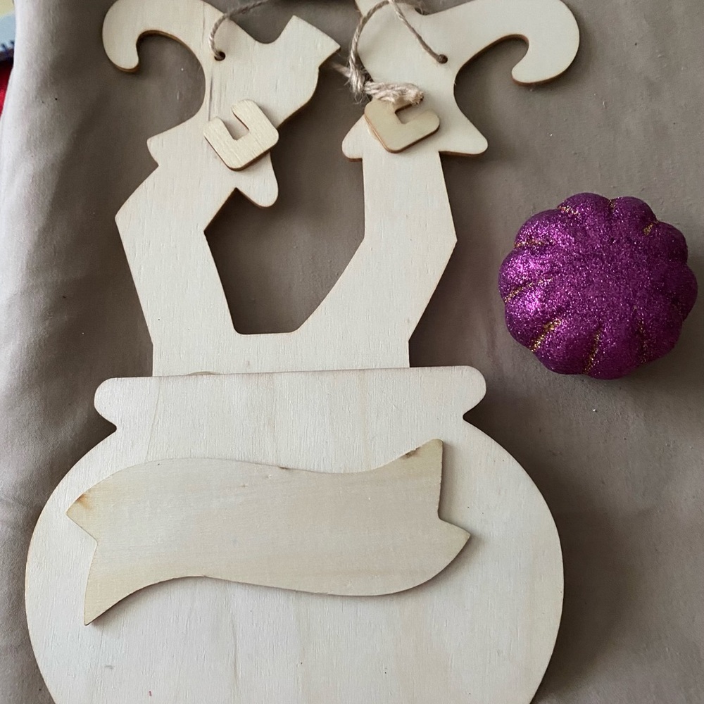 New-Halloween Party Supplies Set with Brain Mold & a Skeleton - Picture 5 of 10
